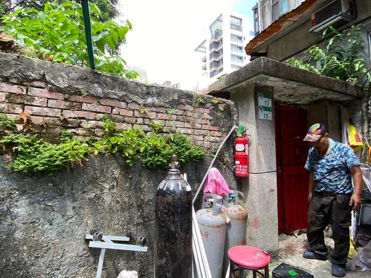 防空洞就在左側這棟眷舍裡面