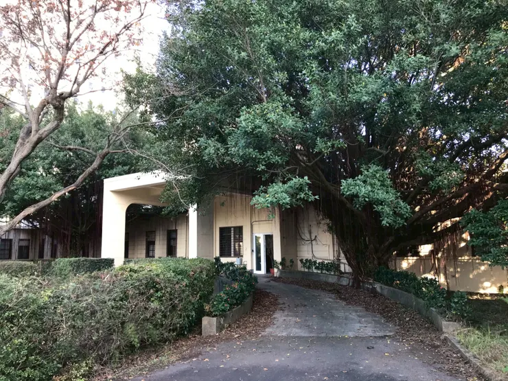 中央主建築突出的車寄，造型方正（2021年。筆者友人提供）