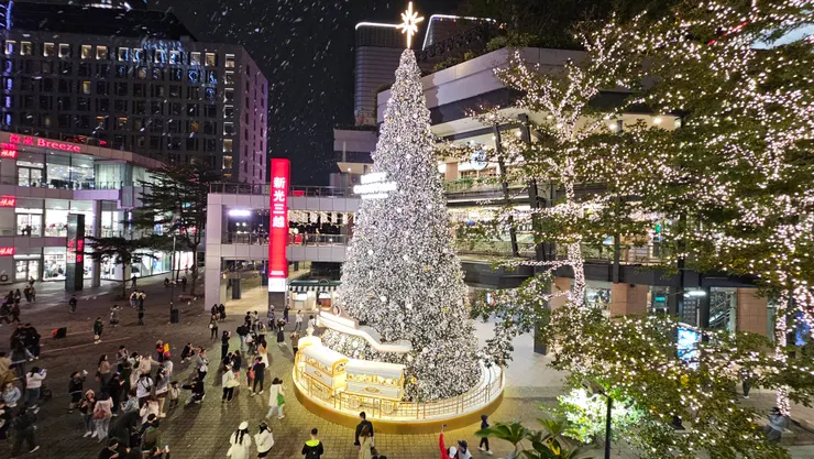 新光三越台北信義新天地的聖誕樹會噴雪!好夢幻!