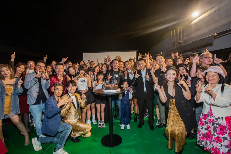 KING哥帶領亞洲群星會於茹曦酒店16樓Chinatown Sky Bar，連袂雄鷹娛樂文創事業、宿禧家、丹內．丹內野奢莊園與發票怪獸等30家合作夥伴在這天為公益活動貢獻一份心力。（圖／鷹傳媒提供）