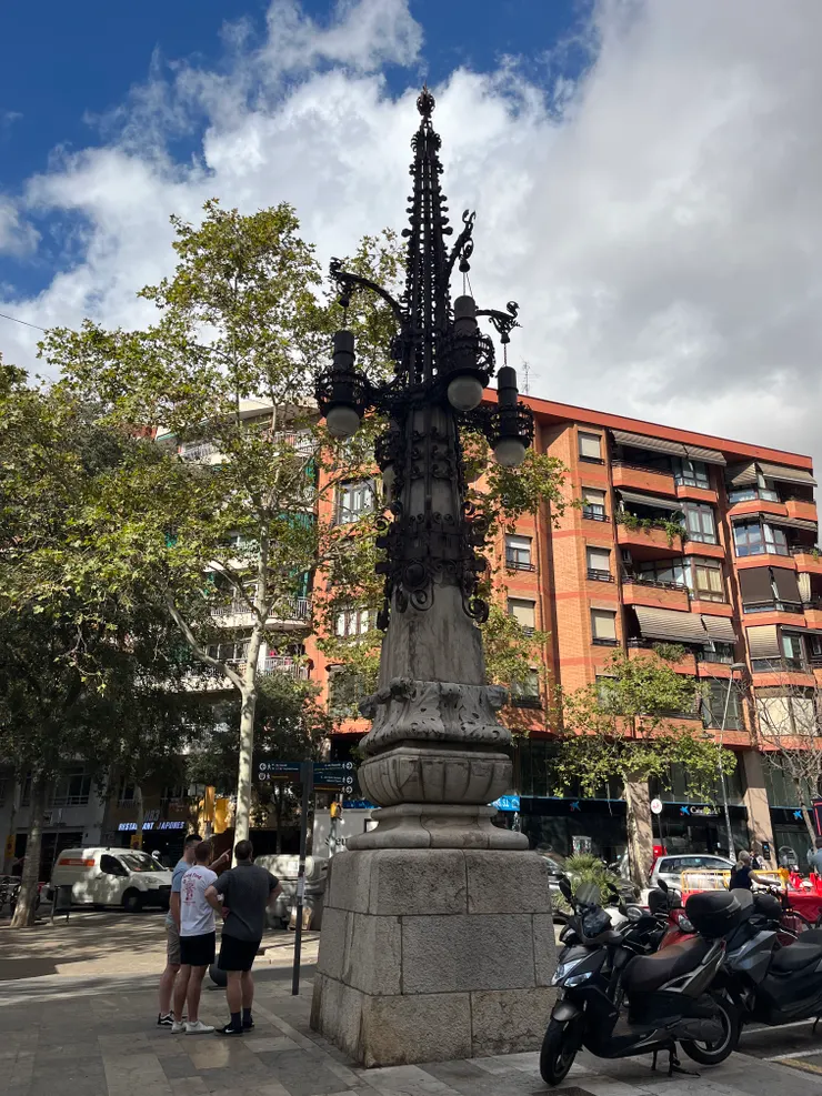 Pere Falqués 設計的路燈