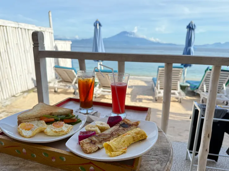 住宿附的豐富早餐。鬆餅有肉桂的味道(在峇里島非常常見的口味)