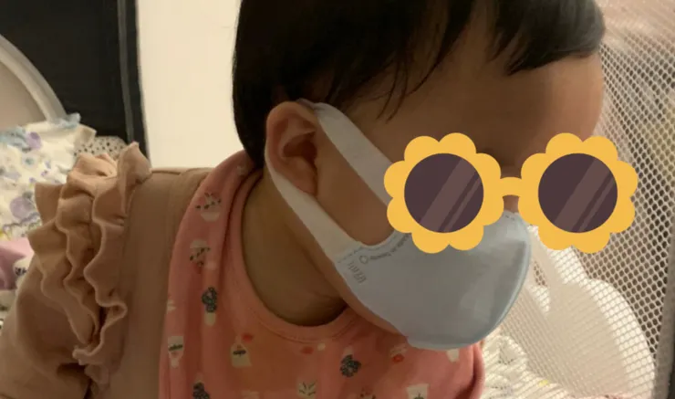 寬耳是有彈性的，所以小孩很喜歡扯下來玩，而且也比較容易斷掉，損耗率高。