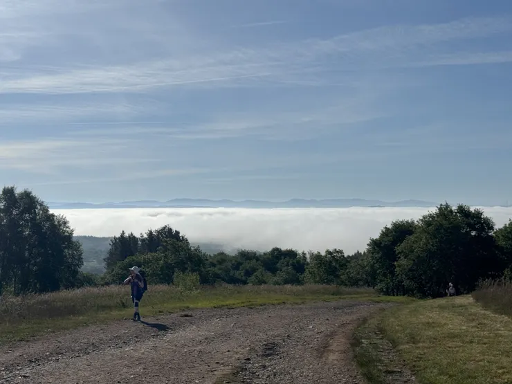 平原地形的西班牙，居然有雲海！原來我們早上是穿越那片雲海往高處走，海拔800的雲海好特別哦～