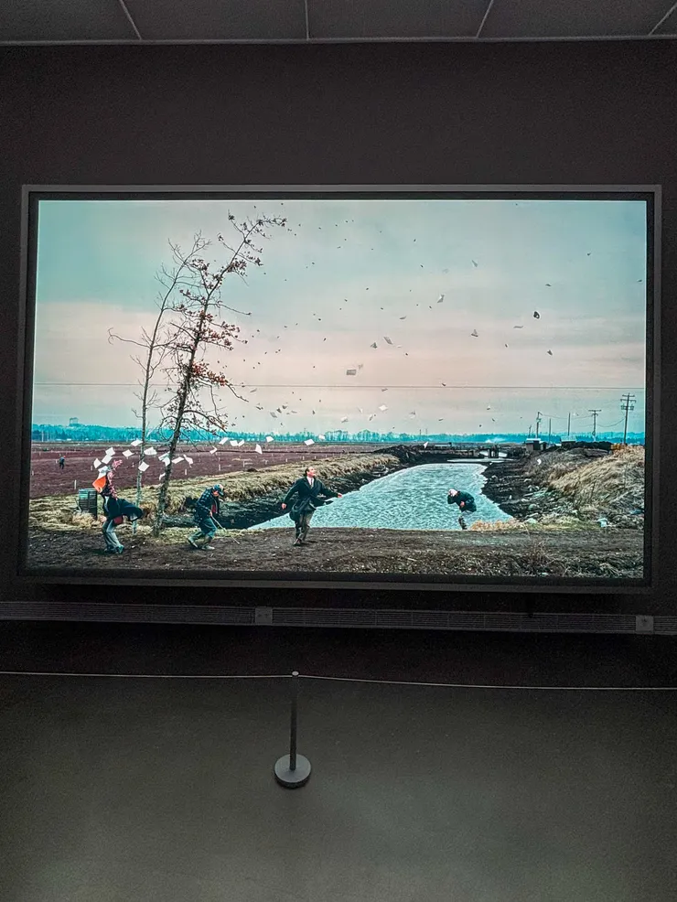 《突如其來的一陣風(借鑒鑑葛飾北齋)》(圖片攝自:高雄市立美術館《瞬間-穿越繪畫與攝影之旅》特展)