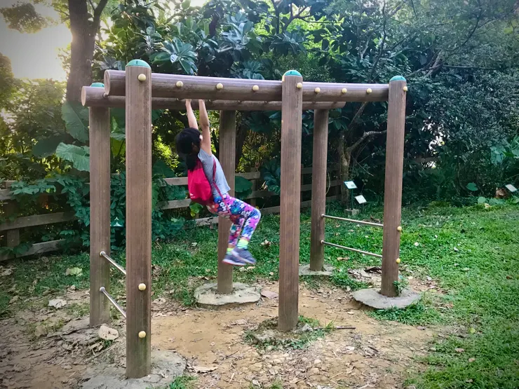 孩兒只要有得玩，很快會忘記爬山的抱怨