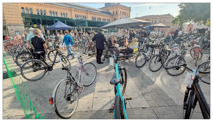 車站外面剛好有個單車拍賣會