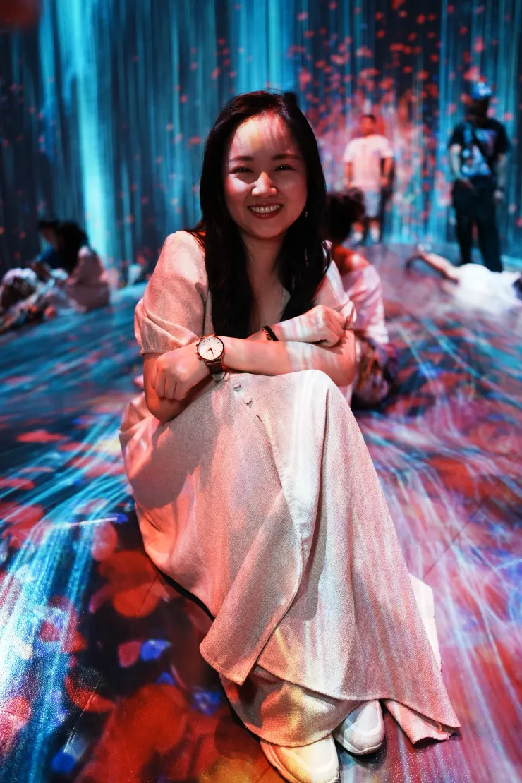 大廣場這邊聚集很多休息的人