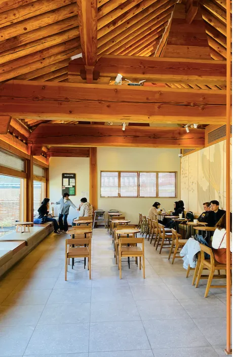 從大門口走進的第一棟建築,保留老宅本體,用餐桌子帶入傳統韓國文化,一般座位區為韓國八角桌,窗邊則是放置圓形矮桌。