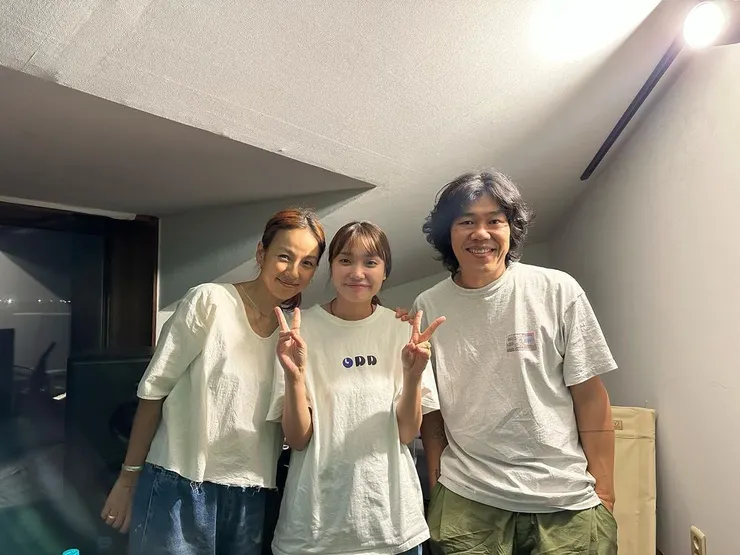 李珍雅和李孝利、李尚順夫婦在濟州島合影。來源：李珍雅 Instagram