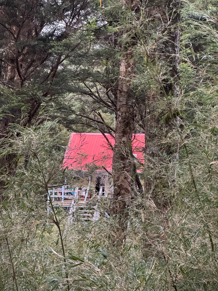 終於看到紅色屋頂的山屋了。