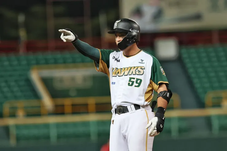 「浣熊大哥」郭阜林鼓舞球隊士氣。（翻攝自台鋼雄鷹臉書）