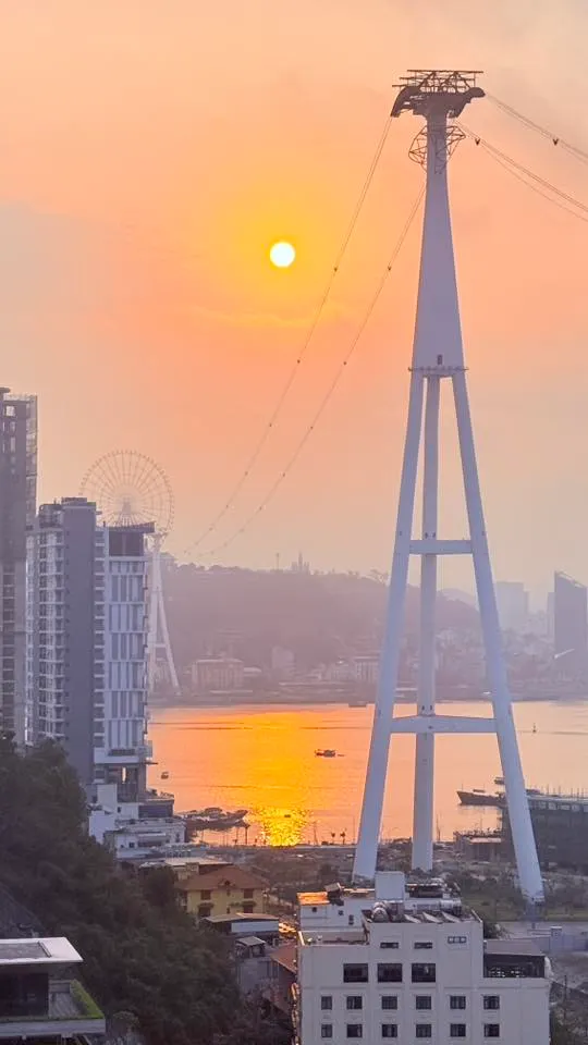 下龍灣住宿飯店房間清晨看見朝陽跳出雲層