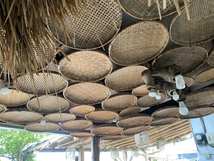 竹篩當天花板裝飾