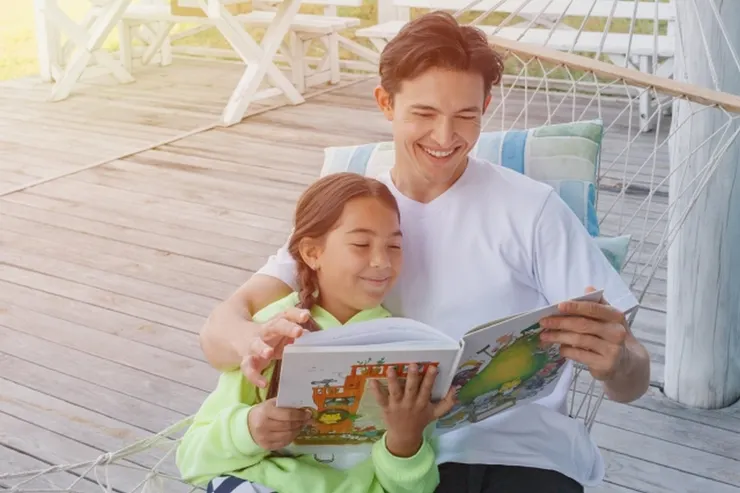 爸爸念故事給我聽 (圖片來自Photo-ac)