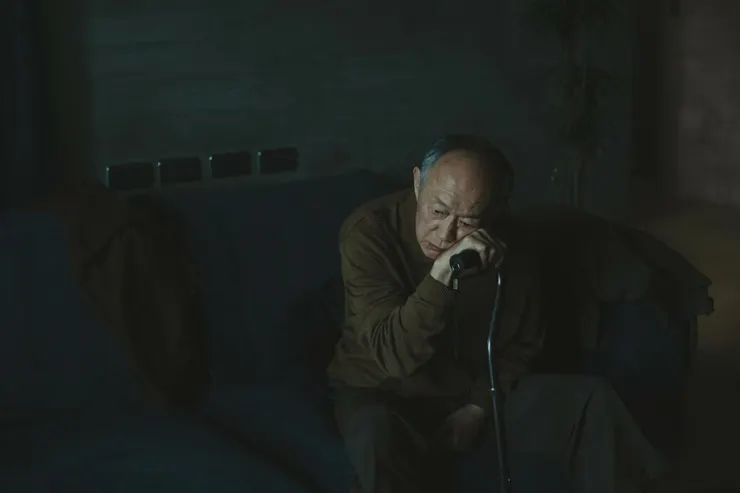 在電影《深度安靜》，金士傑飾演柯教授。他在老年後失智，遺忘自己對女兒造成的傷害。（圖／風起娛樂提供）