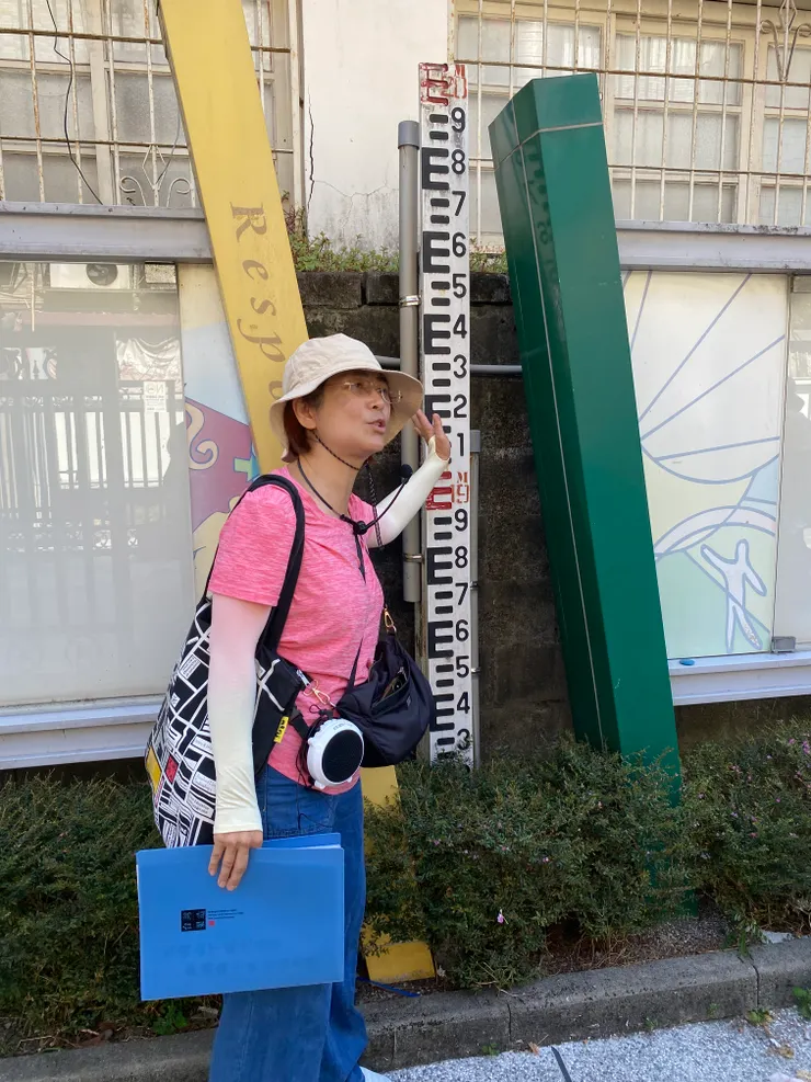 放置在指南路側門附近的水標尺