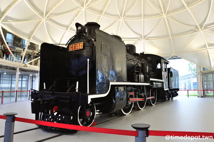 轉車台大廳作為參觀動線的門面，經典的大正名機立刻吸引目光