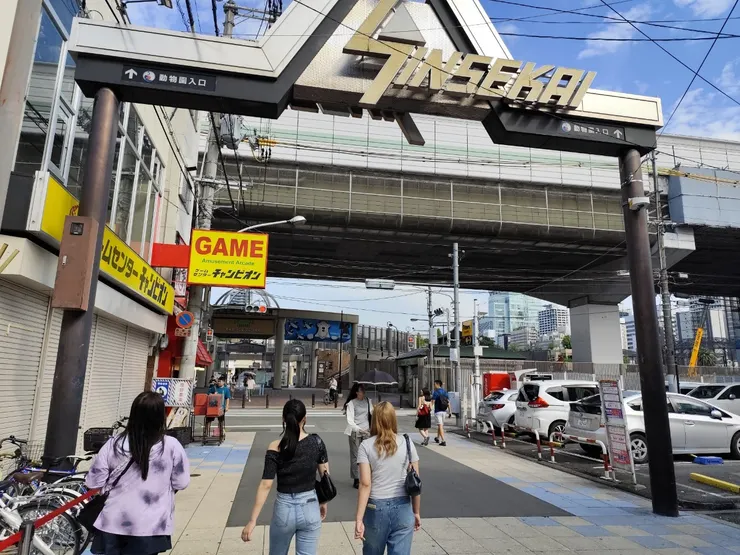 看到這標誌~也就會知道動物園在眼前了