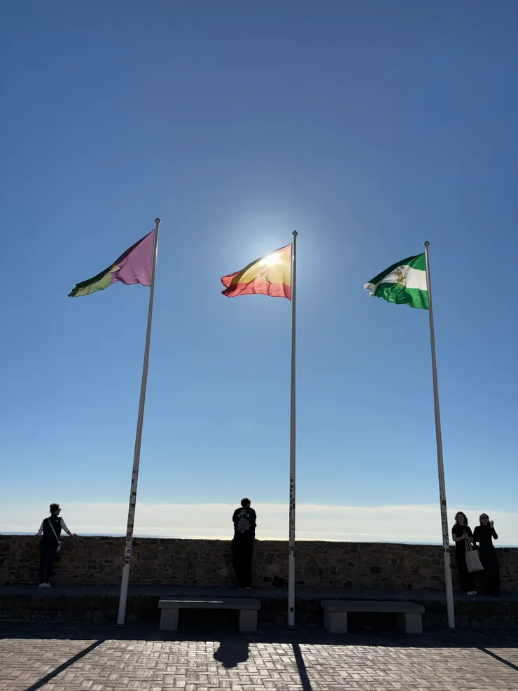 山丘上古堡的景致