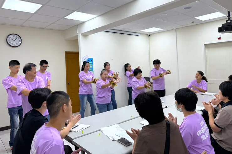 （圖說：學員熱情表演韓國舞曲，貴賓們則以熱烈掌聲回應。）