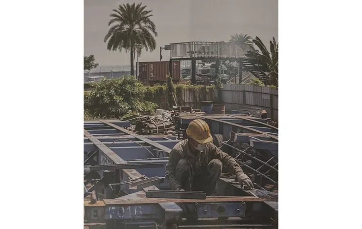 在大太陽底下造車不符合師傅們對好工作的想像(截自《我的黑手父親》)