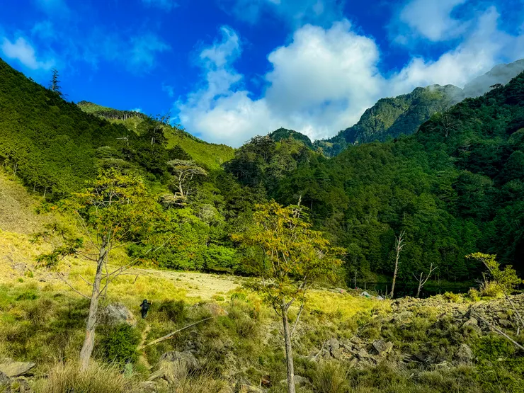 池邊露營好浪漫啊!