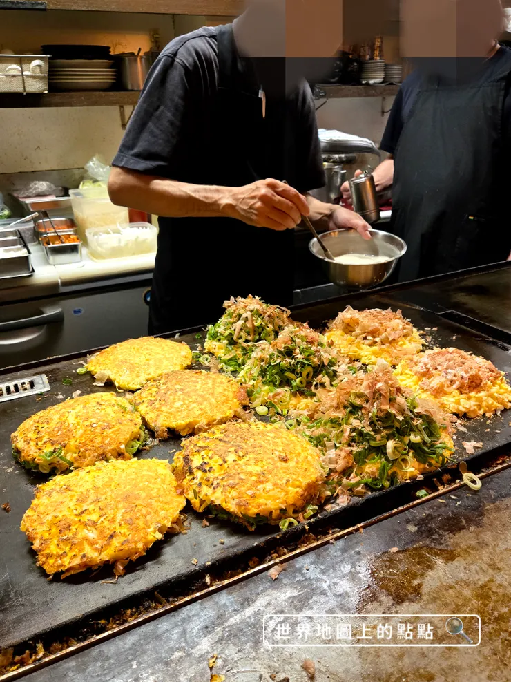 「法善寺三平御好燒」主打之一是蔥花放好放滿，適合配啤酒一起品嘗