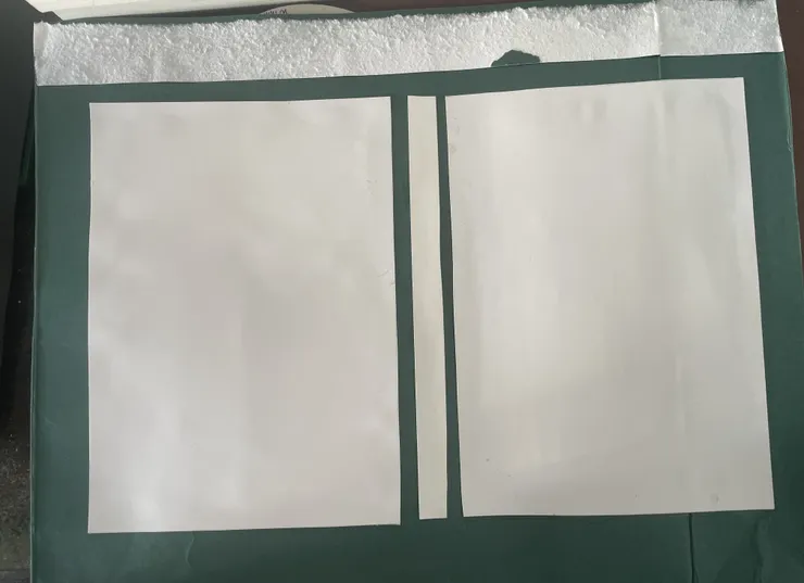 選擇好要用的書衣後，把剛才剪下來的封面、封底和書背貼上去。感覺貼的歪歪的，果然手殘黨的。