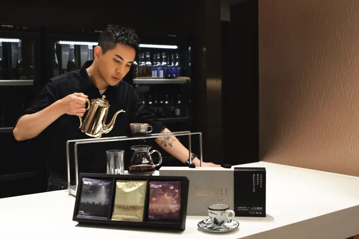 暢銷作家蔡侑霖攜手日本頂級莊園品牌推出聯名作品 「人生價值 × Danny 聯名咖啡禮盒」，讓第六號作品被閱讀、被聞見、被沖煮、被喝進心裡。圖/蔡侑霖提供