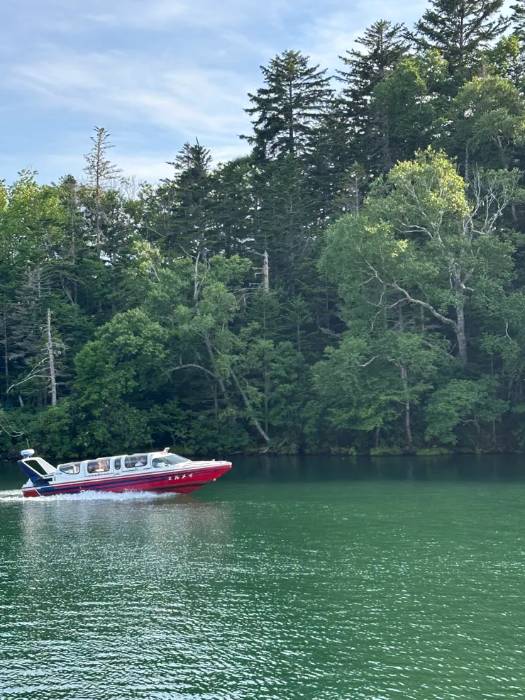 有錢人坐的船，速度飛快