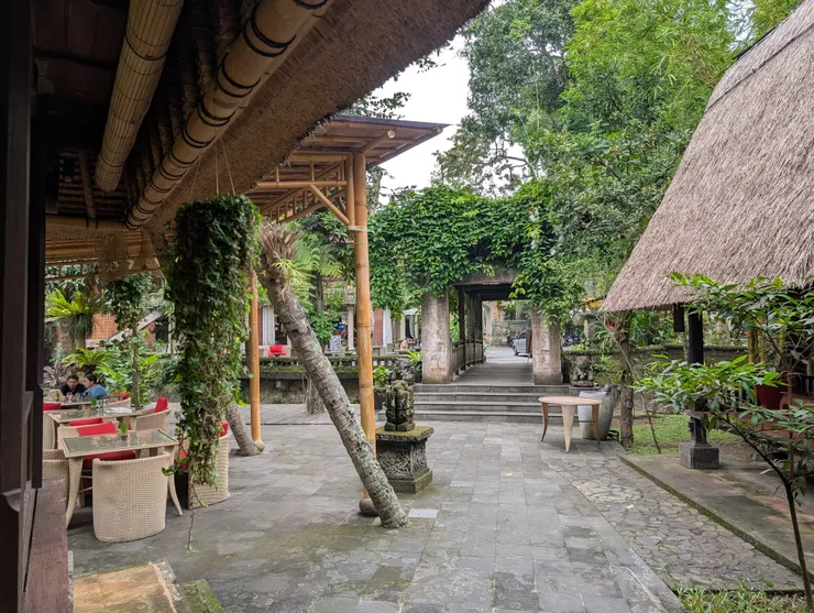 到涼亭有些距離，感覺要是遇到下雨天服務生也滿辛苦的