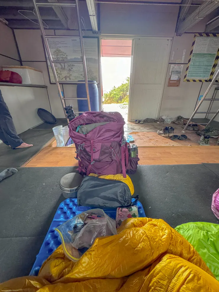 13:20 起床後發現睡營地的隊友還沒到！！立刻包包款一款再下山找人！