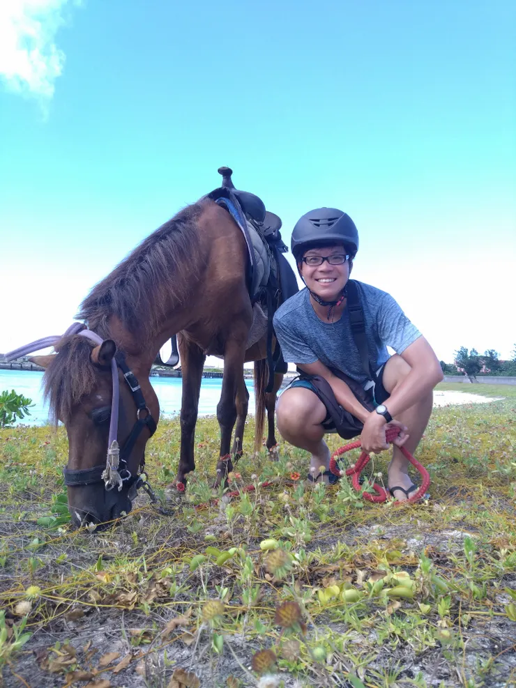 相較於其他品種，與那國馬身形比較矮小，自然乘客的體重限制也比較嚴格。我幾乎是壓線過關的...