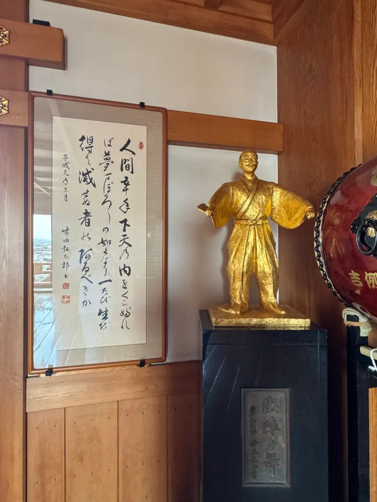 清州城天守的信長銅像和敦盛舞曲