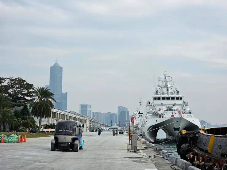 停在旁邊的那台小車是什麼?