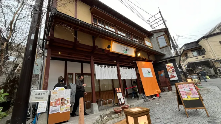 目前平日1天有11場、假日有15場。