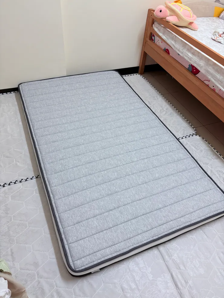 想窩加分薄床墊石墨烯扎實支撐面，灰色高韌性表布，保護脊椎發育