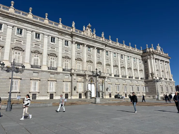 王宮的側面(很美吧?!)