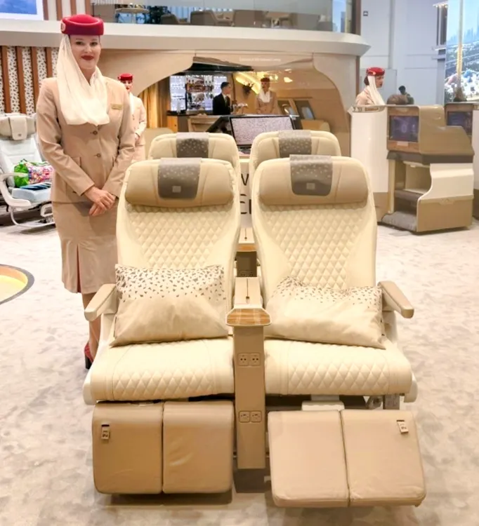 圖說：阿聯酋航空將最具代表性的空姐服飾及舒適座椅，直接搬到柏林國際旅展現場，成功吸引國際旅客的注意。（資料來源：飛亞旅行社）