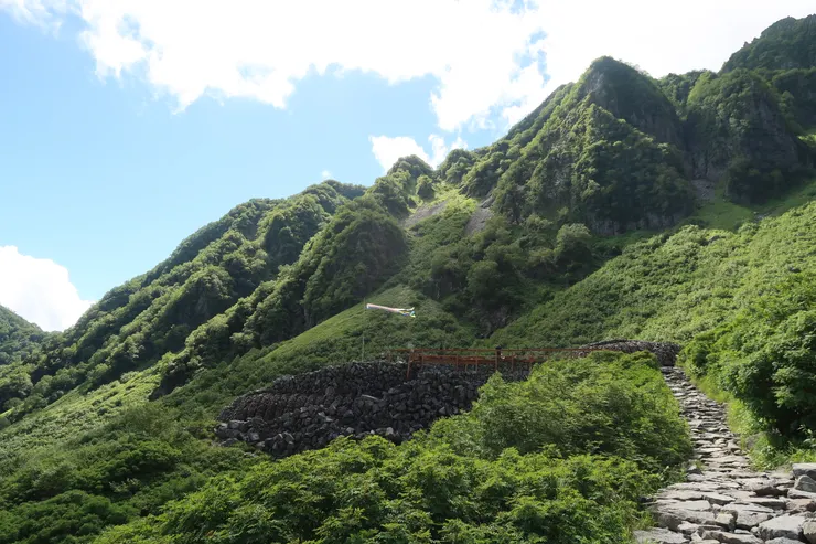 從營地要到山屋取水、上廁所--上坡。這天不知道走了幾回，也是好累。