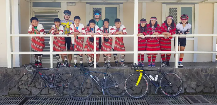 與熱情開朗的賽德克族小朋友合照