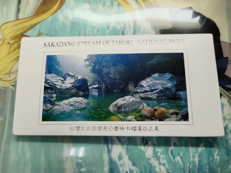 漂亮的風景明信片共有八張，陸續將七張明信片贈送給朋友後，留存一張在家中珍藏～