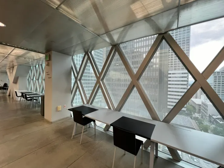 除了最頂樓的讀書區，每一層樓也各有能唸書的空間，可以自在地選最想安靜獨處的空間