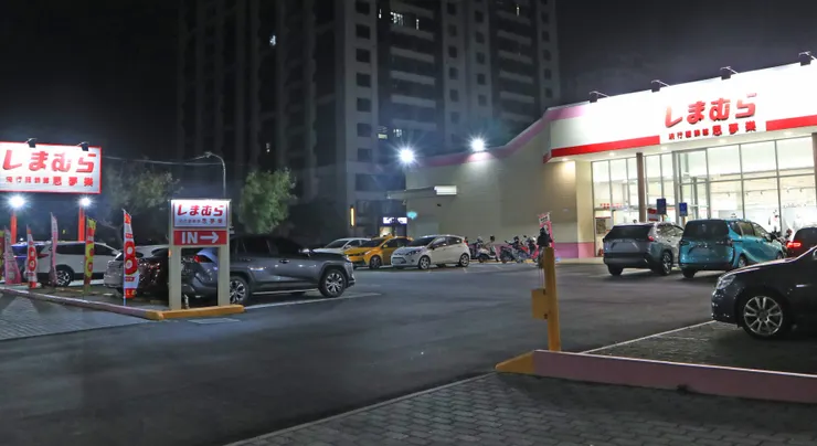  「思夢樂」楠梓店門口附設停車場。