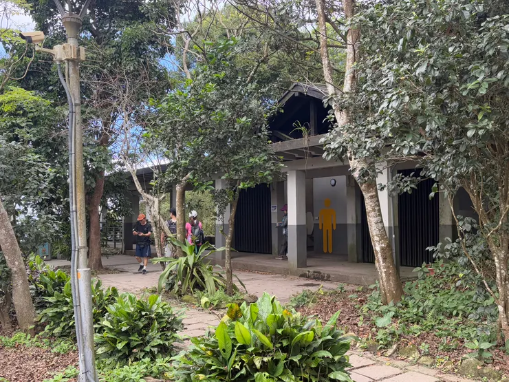 「台北港觀景台」就在硬漢嶺觀景台下方，這兒有化妝室