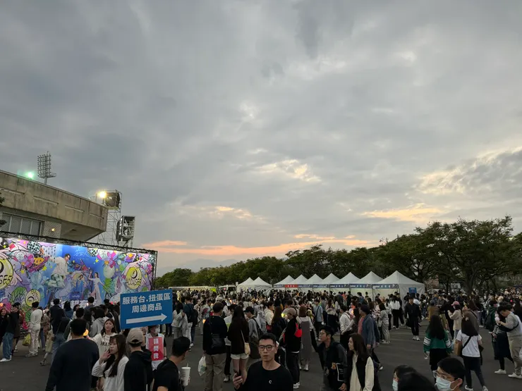 演唱會一小時前已經滿滿人潮