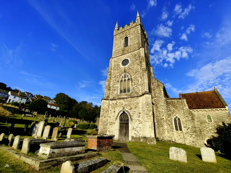 【聖倫納德教堂西側與墓園】