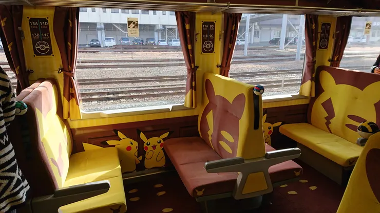 座椅、窗簾、牆面四處都有皮卡丘   -Copyright © 2023 區間車J個旅人