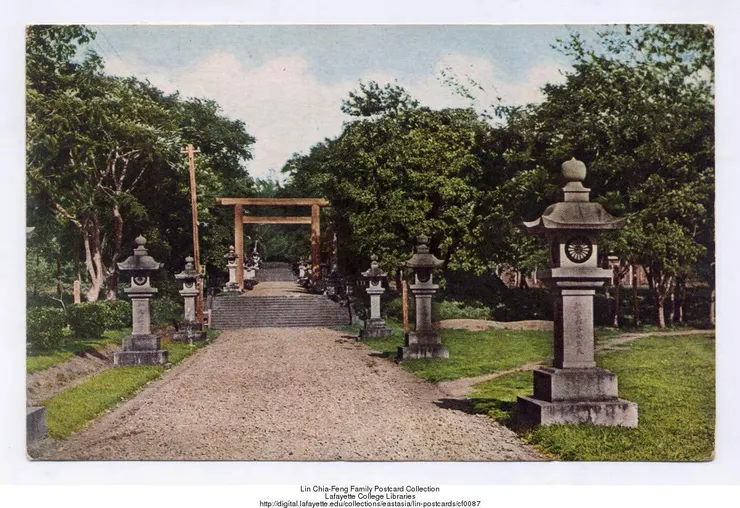 嘉義神社。典藏者：Lafayette Digital Repository。拉法葉學院數位資料使用指南。來源：http://digital.lafayette.edu/collections/eastasia/lin-postcards/cf0087（2024/11/07瀏覽）。